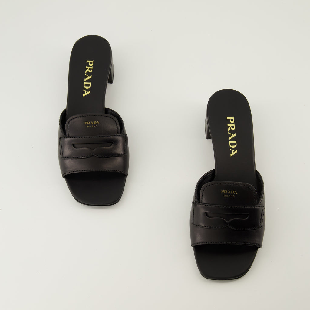 Image de l'article Mules en cuir noir de la marque Prada pour Femme - Saison Printemps-Été 2026 - Vue de dessus paire de chaussure