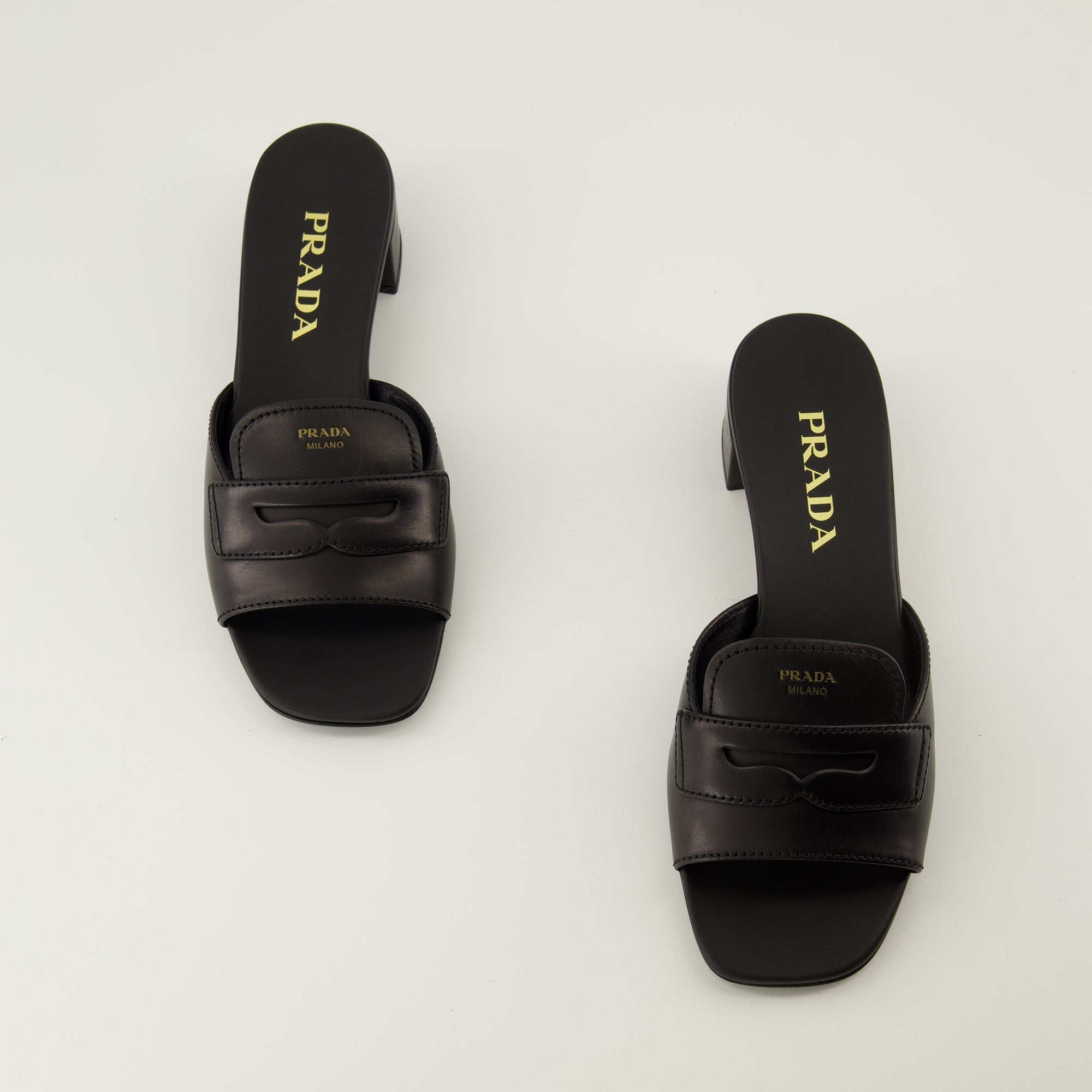 Image de l'article Mules en cuir noir de la marque Prada pour Femme - Saison Printemps-Été 2026 - Vue de dessus paire de chaussure