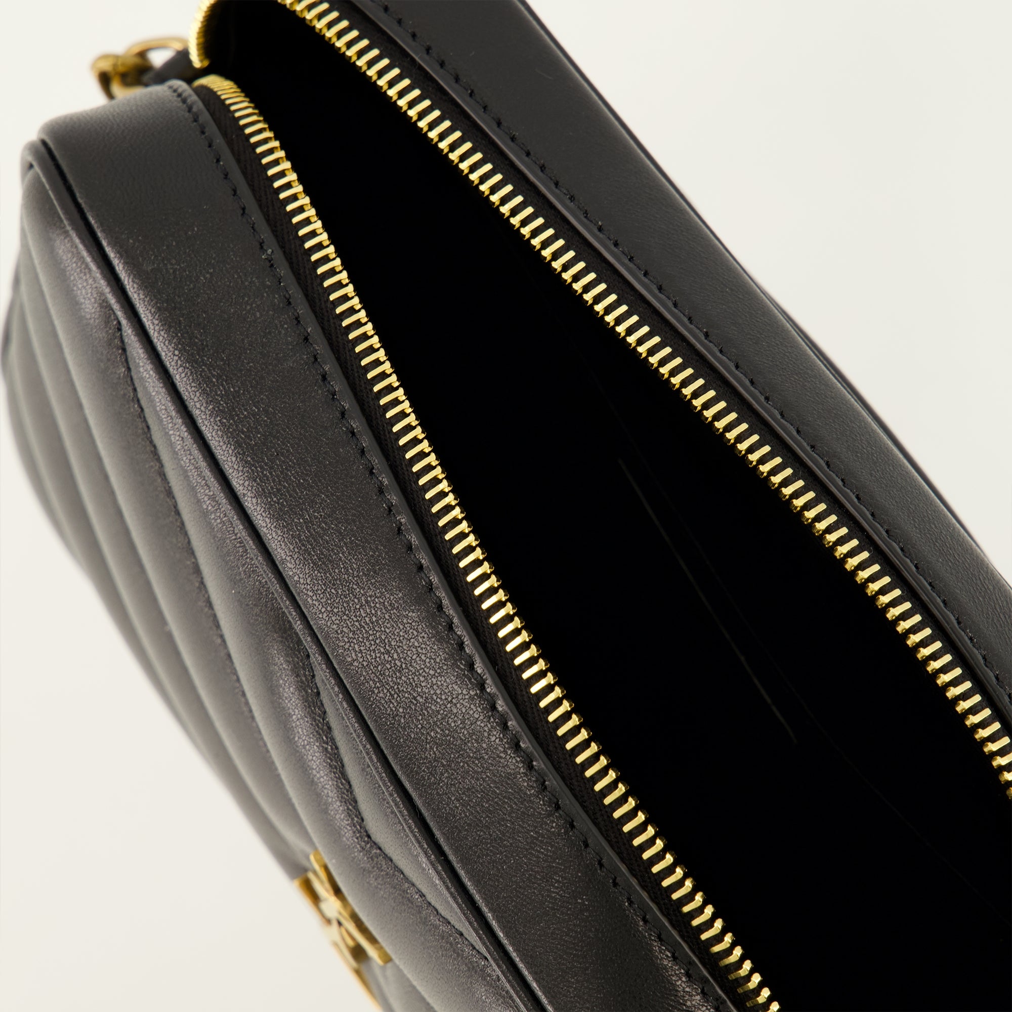 Sacs à main et épaule Bolsa Loulou Camera em Couro Matelassé Preto Saint Laurent Noir Femme