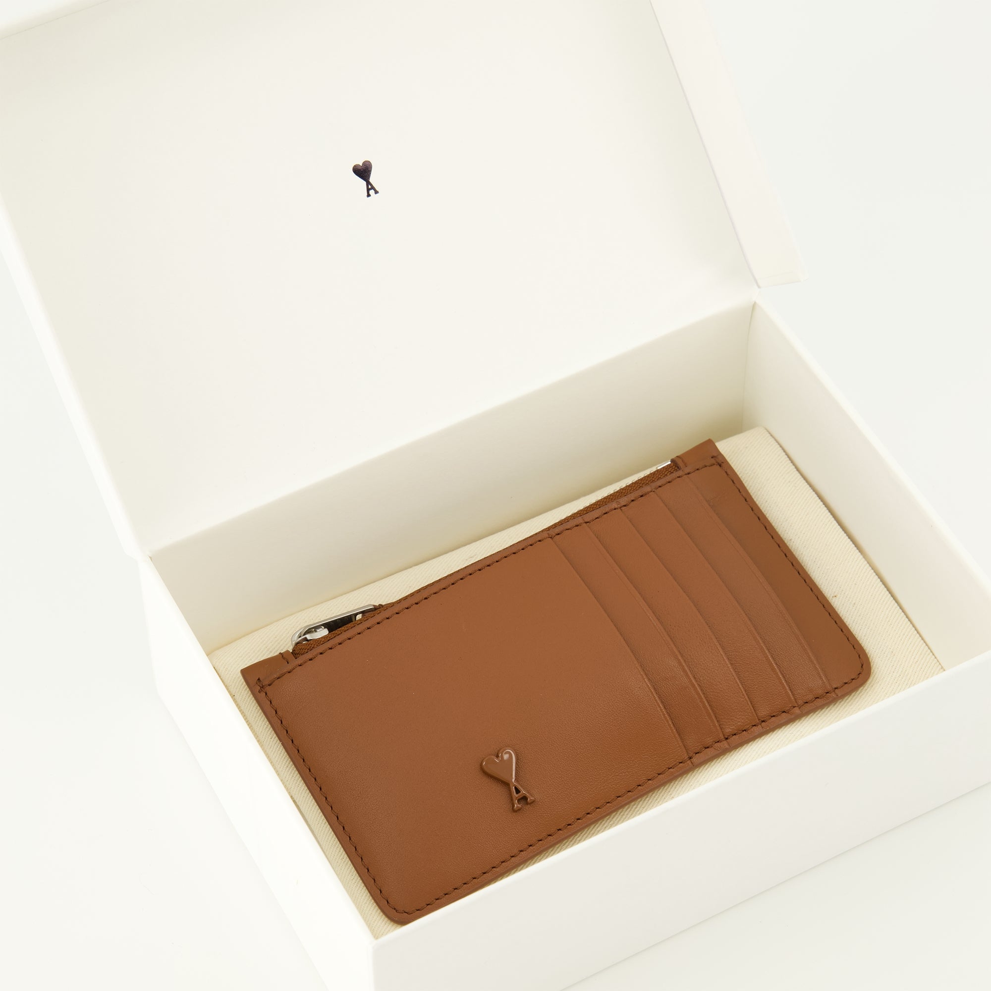 Imagem do Porta-Cartões com Zíper Ami de coeur castanho da marca Ami PARIS para Unisex - Temporada Primavera-Verão 2026 - Vista Detalhada 3