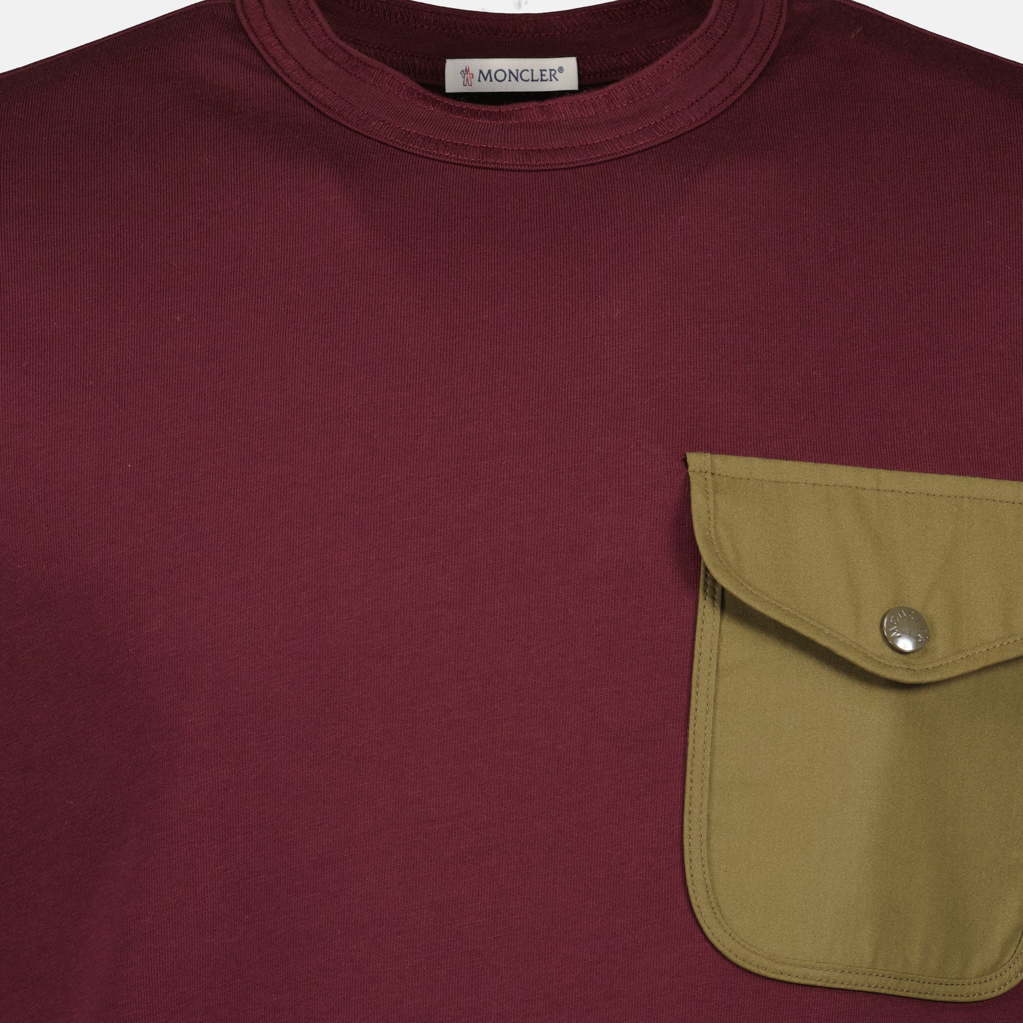 Imagem da T-shirt com bolso bordeaux da marca Moncler para Homem - Temporada Primavera-Verão 2026 - Vista Detalhada_1