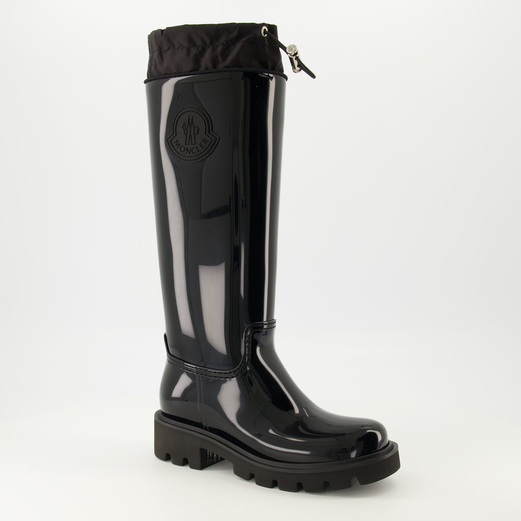Imagen de las botas de lluvia Kickstream negras de la marca Moncler para mujeres - Temporada Primavera-Verano 2026 - Vista en tres cuartos frontal derecha