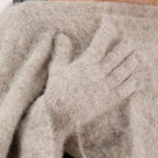Imagem do artigo Cache col a gants da marca Moschino para Mulher - Temporada Outono-Inverno 2025 - Vista Detalhada_3