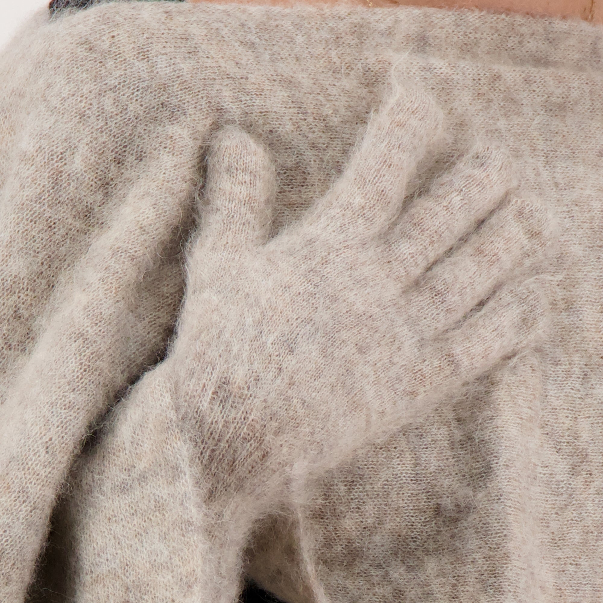 Image de l'article Cache col à gants de la marque Moschino pour Femme - Saison Automne-Hiver 2025 - Vue détaillée_3