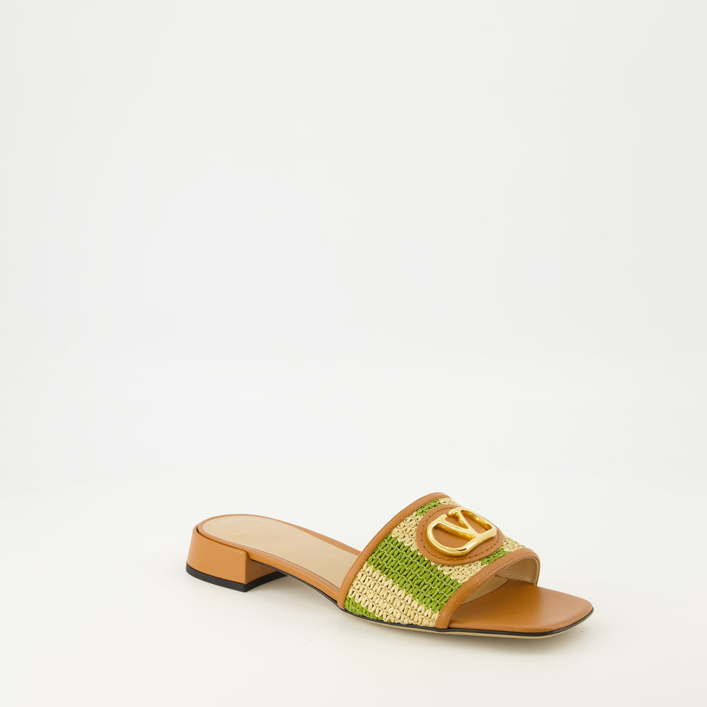 Imagen de las Sandalias Vlogo de rafia en beige y verde de la marca Valentino Garavani para Mujer - Temporada Primavera-Verano 2026 - Vista tres cuartos frontal derecha