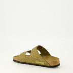 Imagen de las sandalias Arizona de la marca Birkenstock para Mujer - Temporada Otoño-Invierno 2025 - Vista tres cuartos trasera derecha