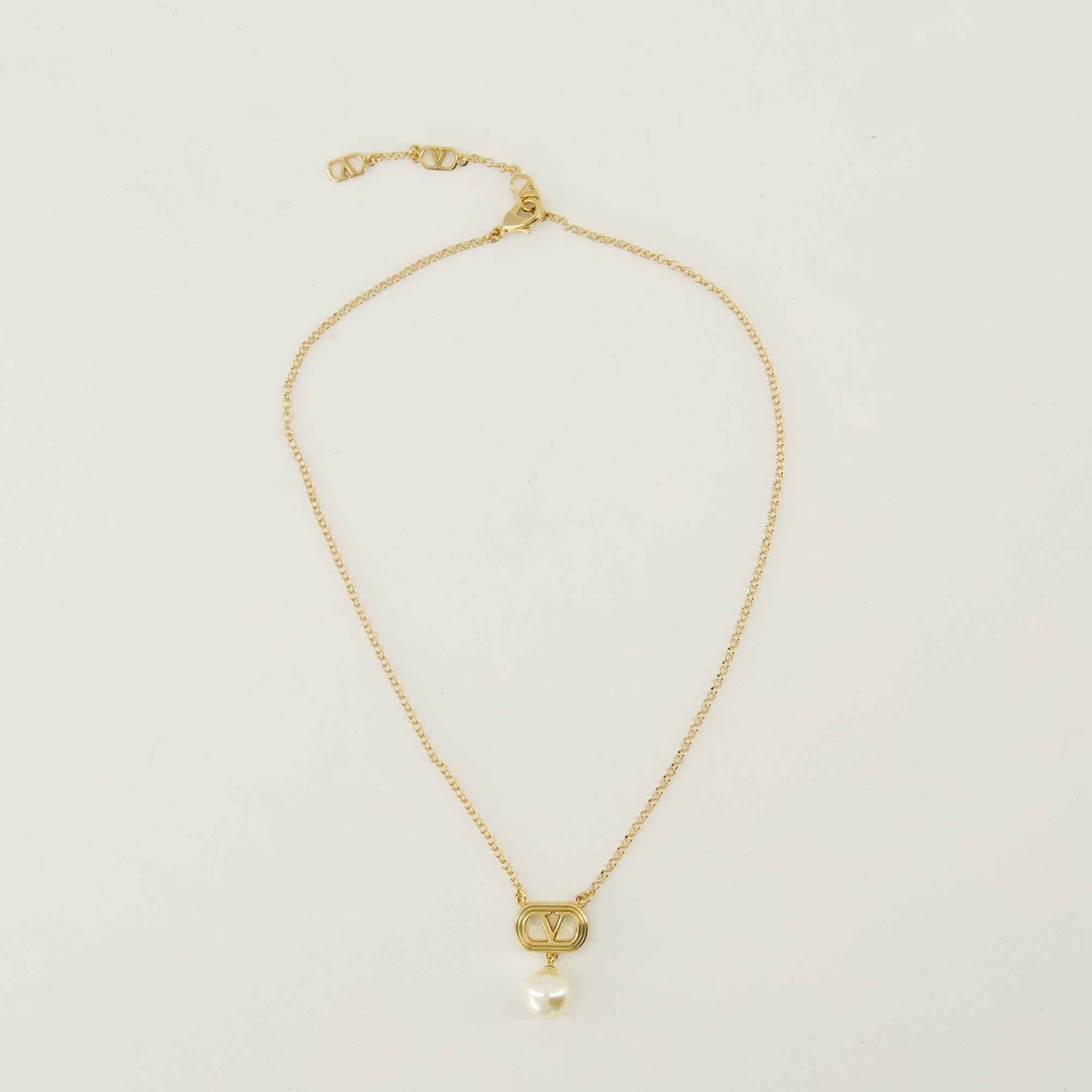 Image de l'article Collier VLogo à perle de la marque Valentino Garavani pour Femme - Saison Automne-Hiver 2025 - Vue de Face