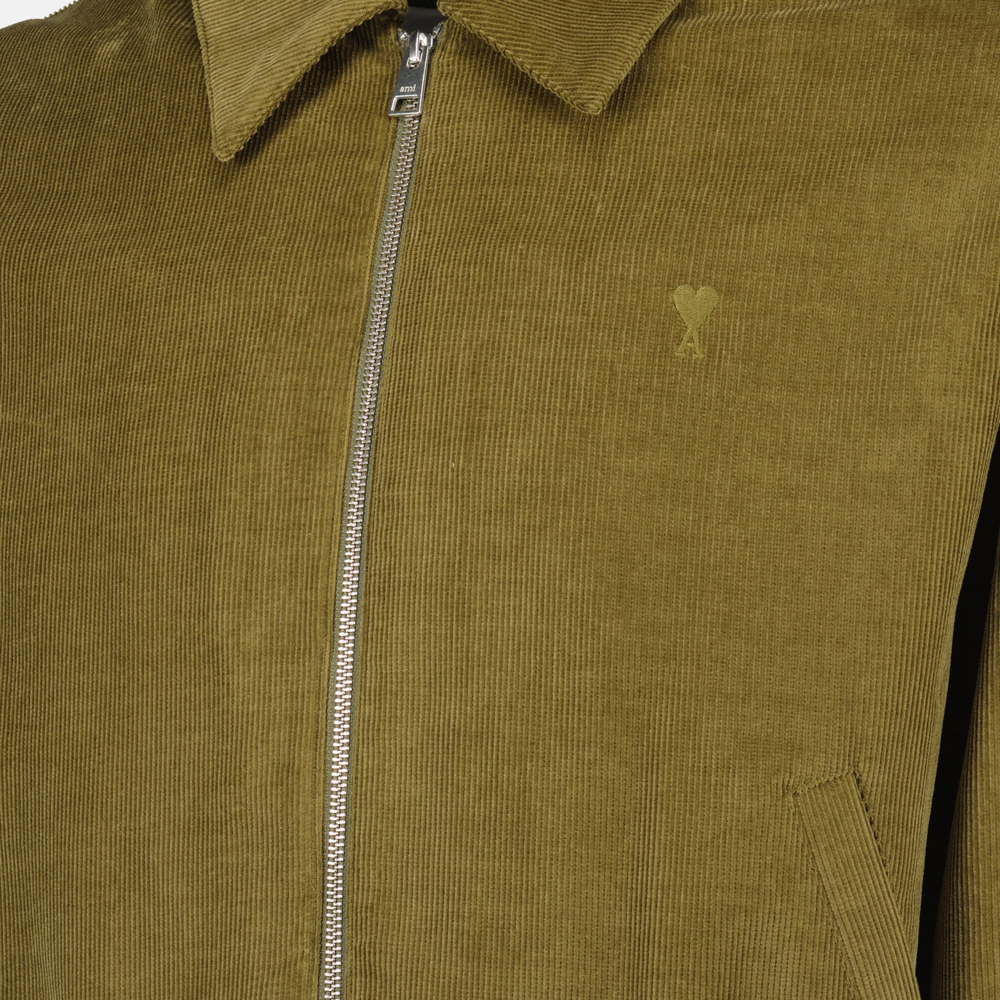 Imagen de la chaqueta con cremallera Ami de coeur de la marca Ami PARIS para Hombre - Temporada Otoño-Invierno 2025 - Vista Detallada_3