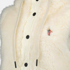 Bild des ärmellosen Arve-Jackets aus Teddy von der Marke Moncler Grenoble für Herren - Herbst-Winter-Saison 2025 - Detailansicht_1