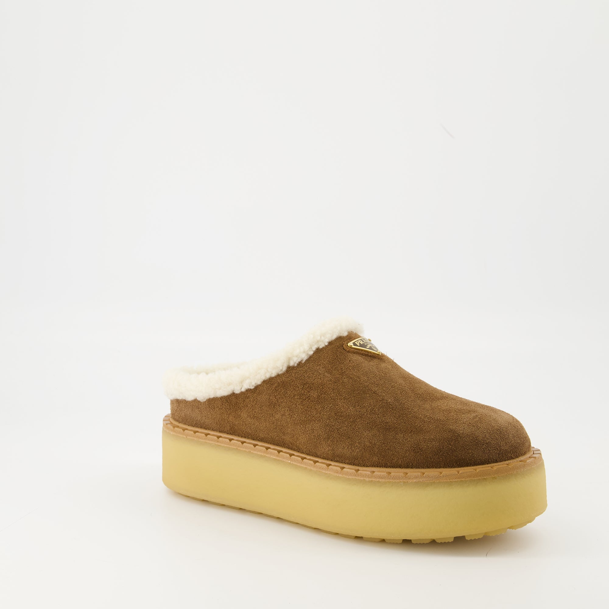 Image de l'article Mules fourrées de la marque Prada pour Femme - Saison Automne-Hiver 2025 - Vue trois quarts avant droite