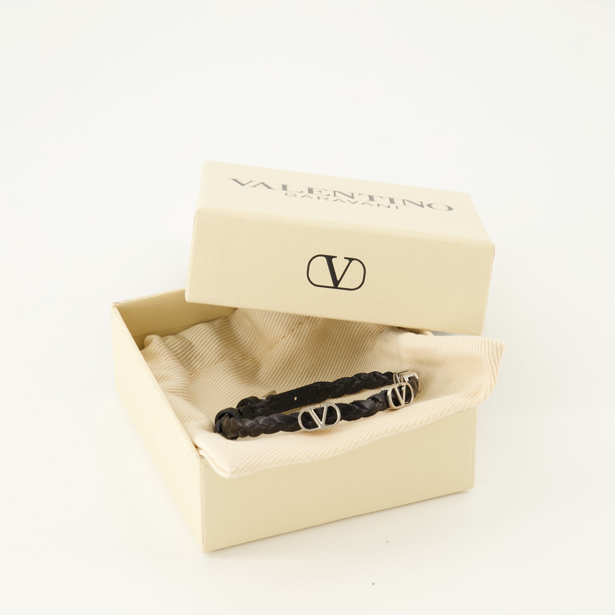 Image of the Men's Black Vlogo Leather Bracelet by Valentino Garavani - Spring-Summer 2026 - Detailed View 3