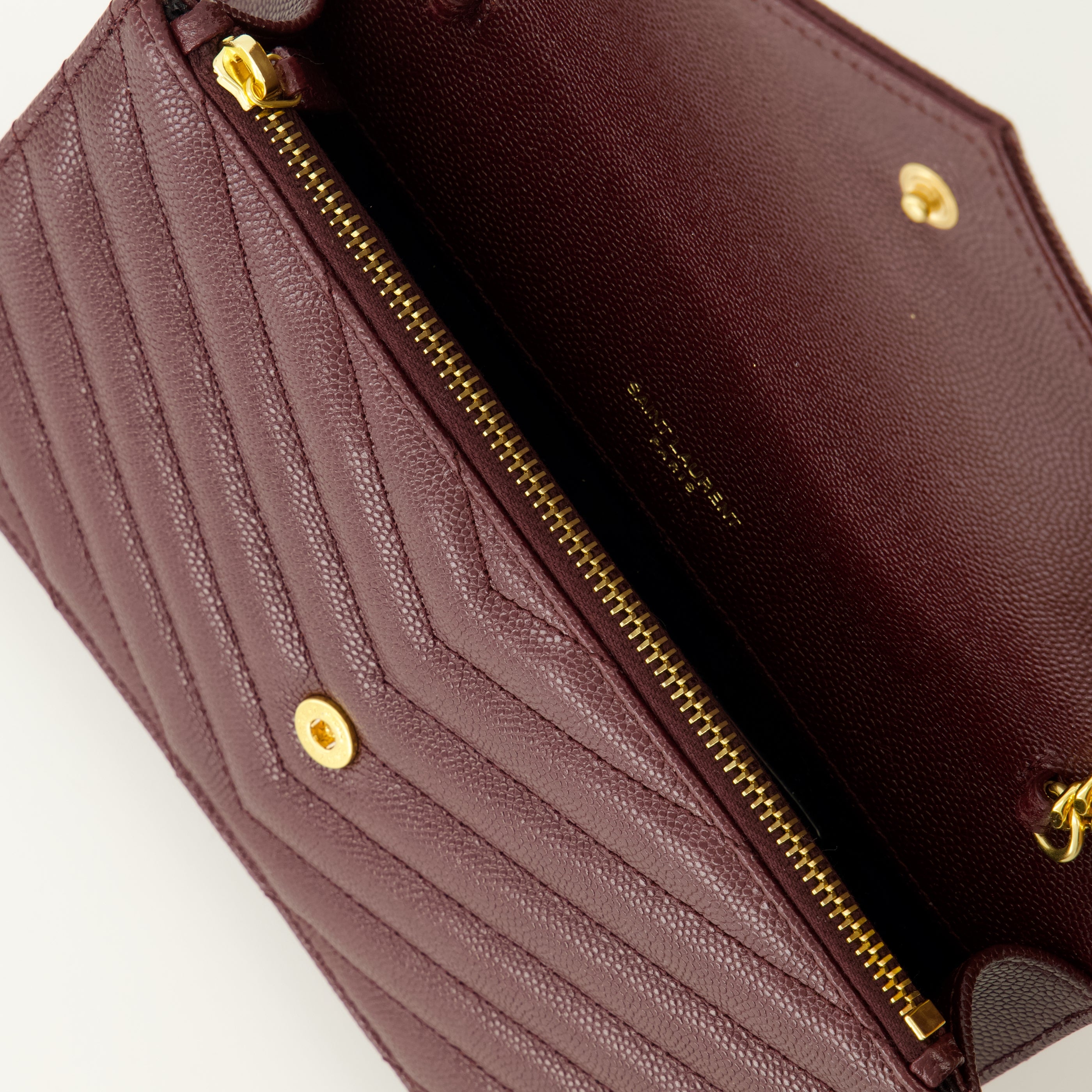 Sacs bandoulière Portefeuille Cassandre Enveloppe à chaîne en cuir bordeaux Saint Laurent Bordeaux Femme