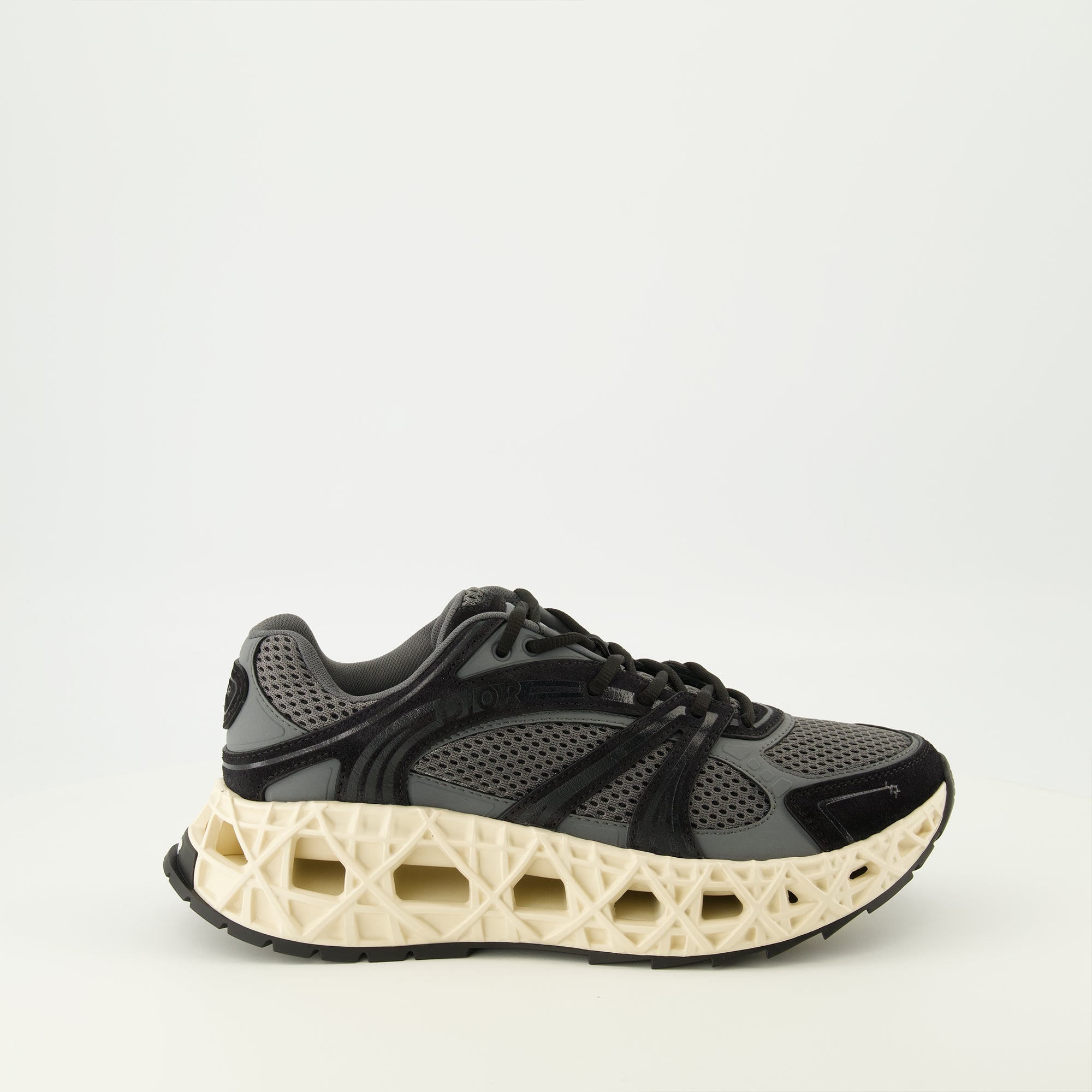 Imagen de las Zapatillas B35 grises de Dior para Hombre - Temporada Primavera-Verano 2026 - Vista lateral derecha