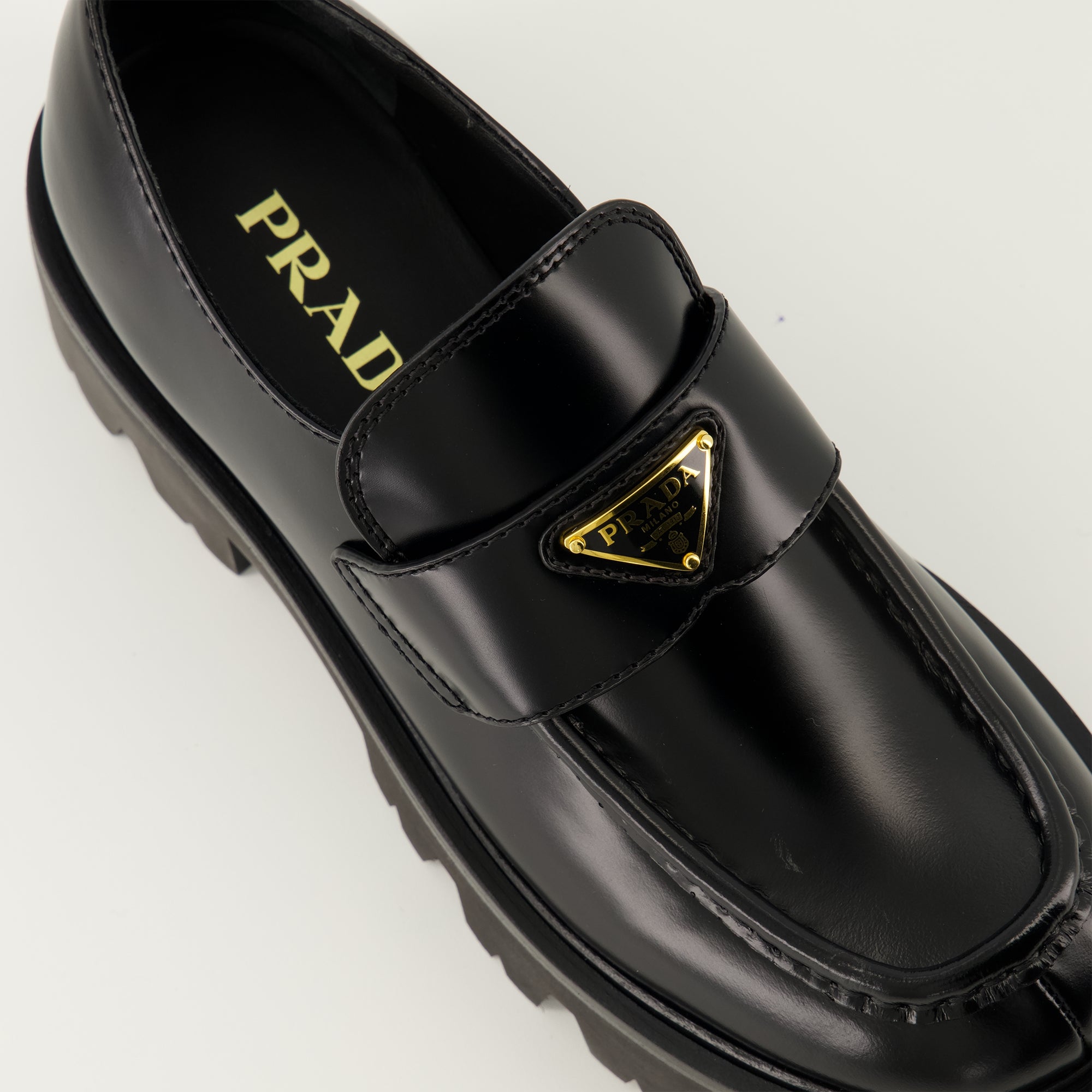 Image de l'article Mocassins en cuir de la marque Prada pour Femme - Saison Automne-Hiver 2025 - Vue détaillée de haut
