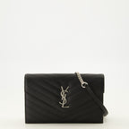 Sacs à main et épaule Cassandre Geldbörse mit schwarzer genarbter Lederkette Saint Laurent Noir Femme
