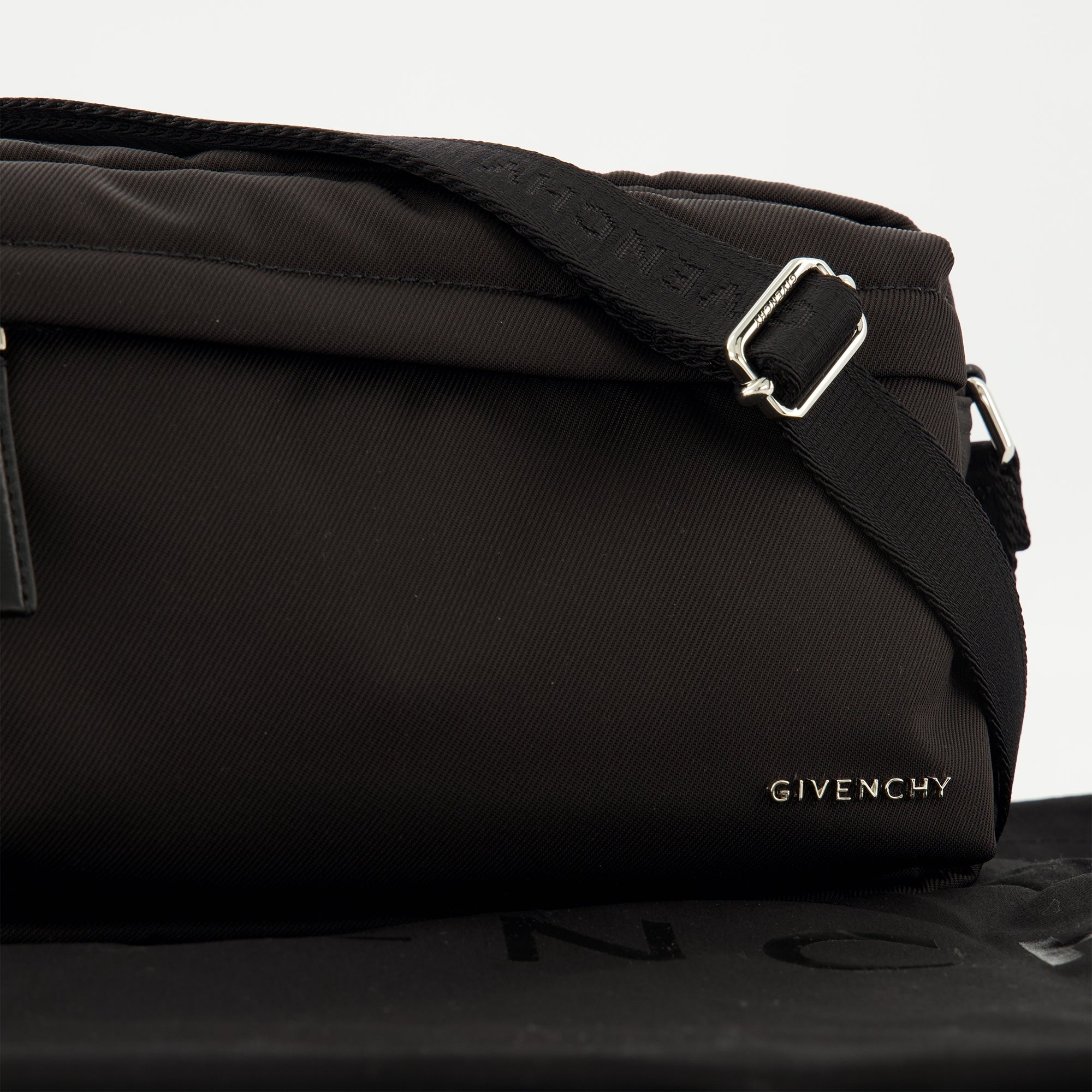 Imagen de la bolsa Essential U negra de Givenchy para Hombre - Temporada Primavera-Verano 2026 - Vista Detallada_2