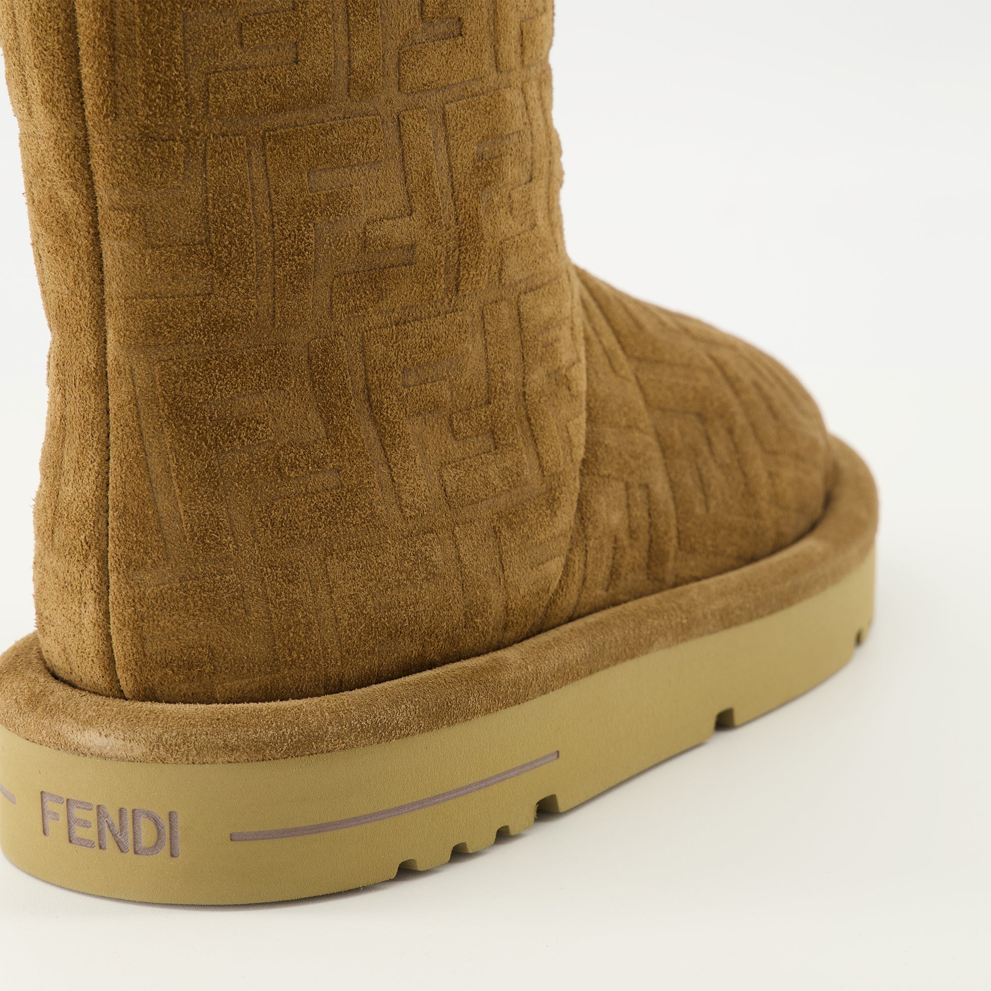 Image de l'article Bottes après ski en daim marron de la marque Fendi pour Femme - Saison Automne-Hiver 2025 - Vue arrière