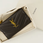 Imagem do artigo Porta-cartas Cassandre Fragments marrom da marca Saint Laurent para Mulheres - Temporada Outono-Inverno 2025 - Vista Detalhada_3