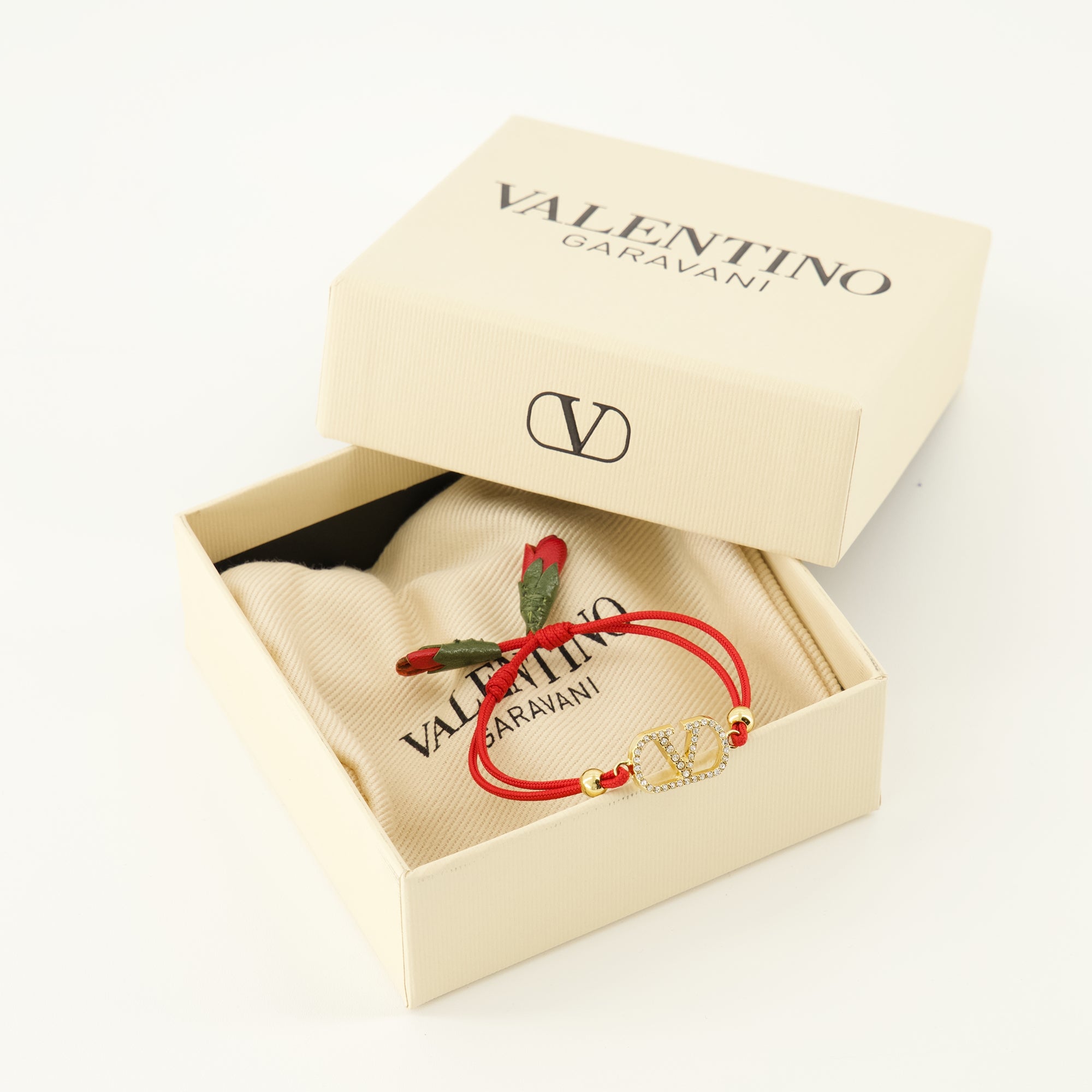 Image of the Vlogo bracelet with red cord by Valentino Garavani for Women - Spring-Summer 2026 - Detailed View_3