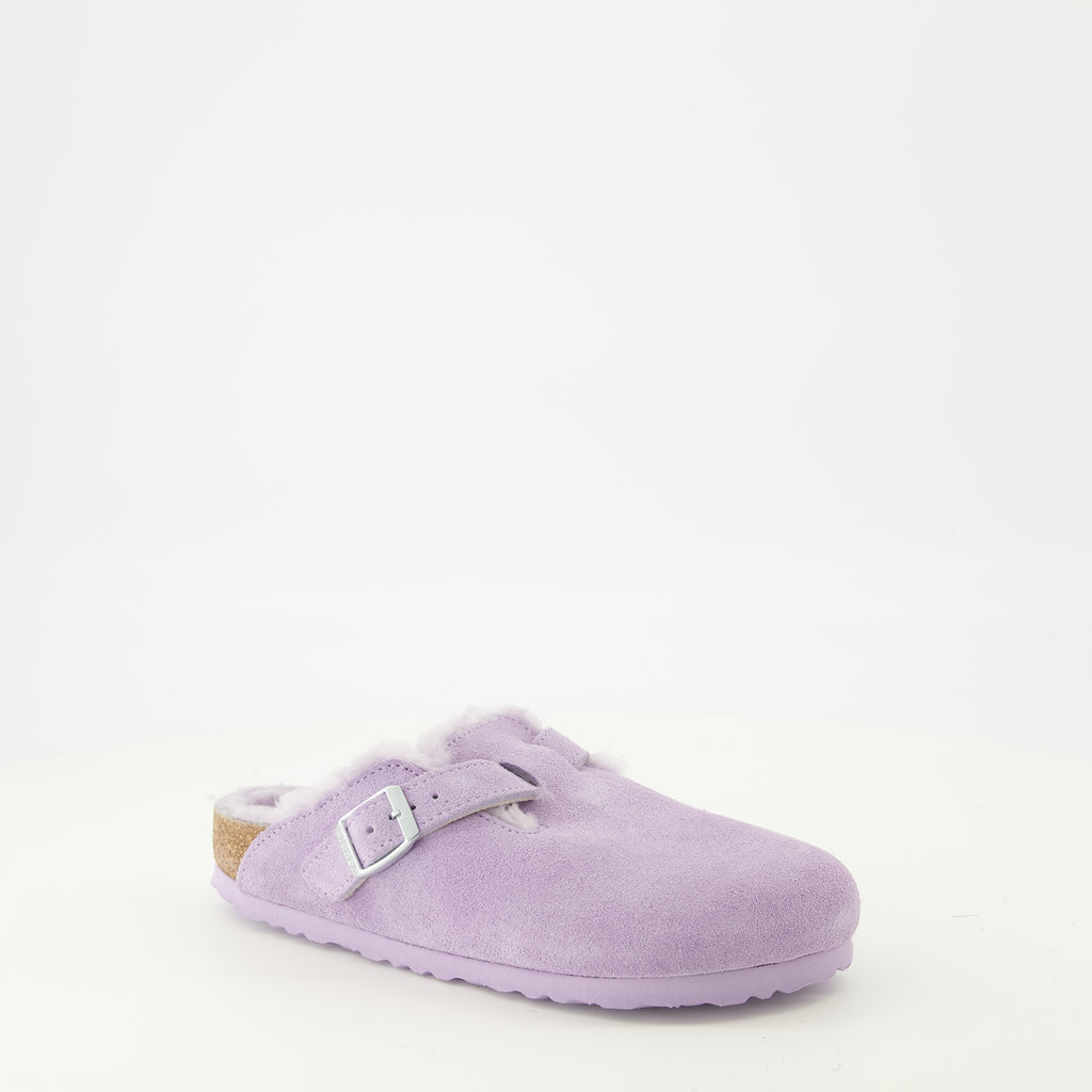 Image de l'article Mules Boston à fourrure violette de la marque Birkenstock pour Femme - Saison Printemps-Été 2026 - Vue trois quarts avant droite