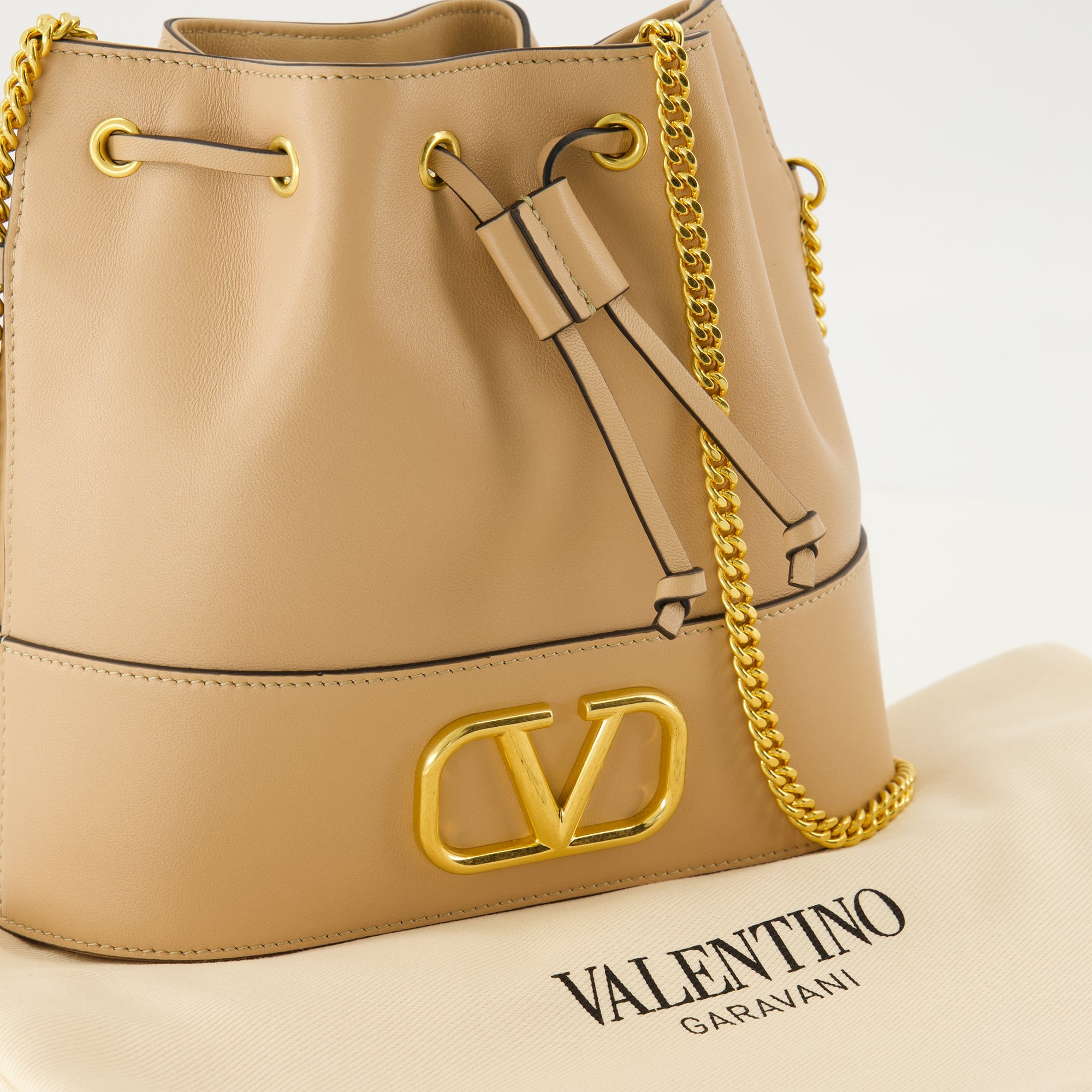 Bild der beigefarbenen Mini-Eimer-Tasche der Marke Valentino Garavani für Damen - Frühjahr/Sommer 2026 - Detaillierte Ansicht_2