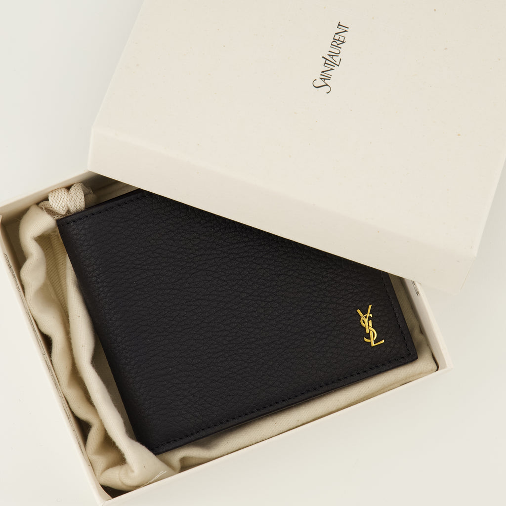 Image of the Tiny Cassandre black and gold wallet from the brand Saint Laurent for Men - Spring-Summer 2026 - Detailed View_3