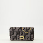 Imagen del monedero Baguette con cadena en denim gris FF de Fendi para Mujer - Temporada Otoño-Invierno 2025 - Vista Frontal