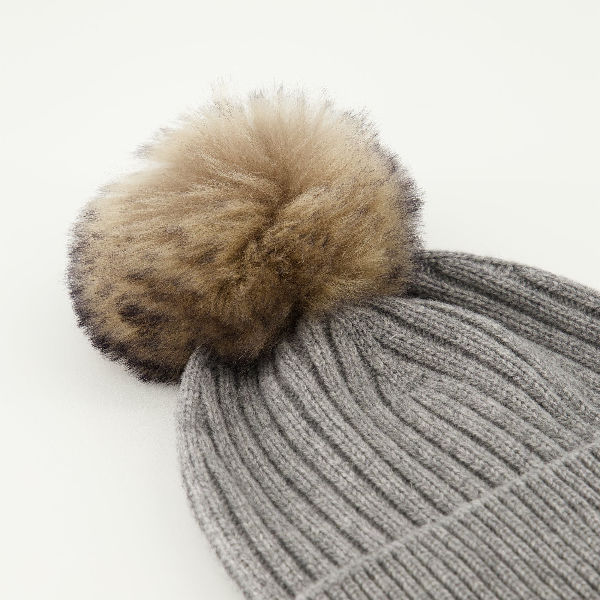 Image de l'article Bonnet avec pompom de la marque Moncler Grenoble pour Femme - Saison Automne-Hiver 2025 - Vue détaillée_3