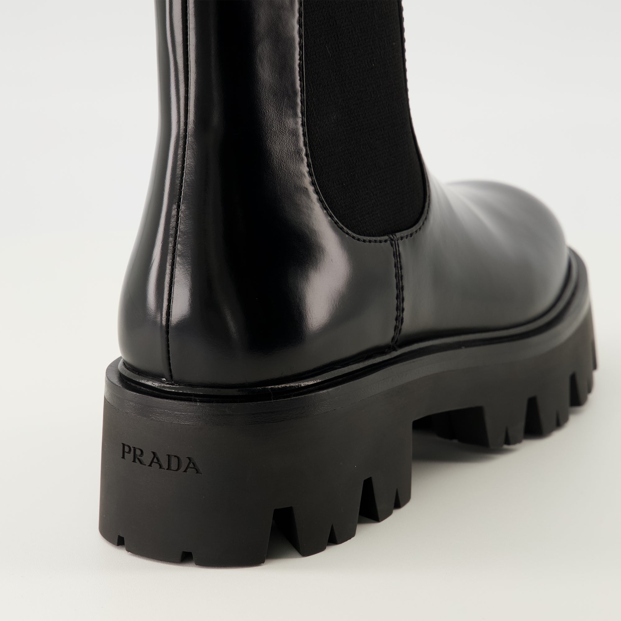 Image de l'article Bottines en cuir de la marque Prada pour Femme - Saison Automne-Hiver 2025 - Vue arrière