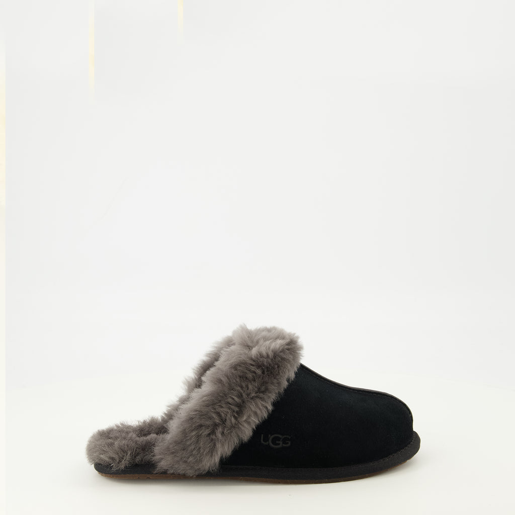 ユニセックス用のUggのスカフェットII黒スリッパの画像 - 2026年春夏シーズン - 前面ビュー