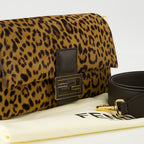 Image de l'article Sac Baguette léopard de la marque Fendi pour Femme - Saison Automne-Hiver 2025 - Vue détaillée_2