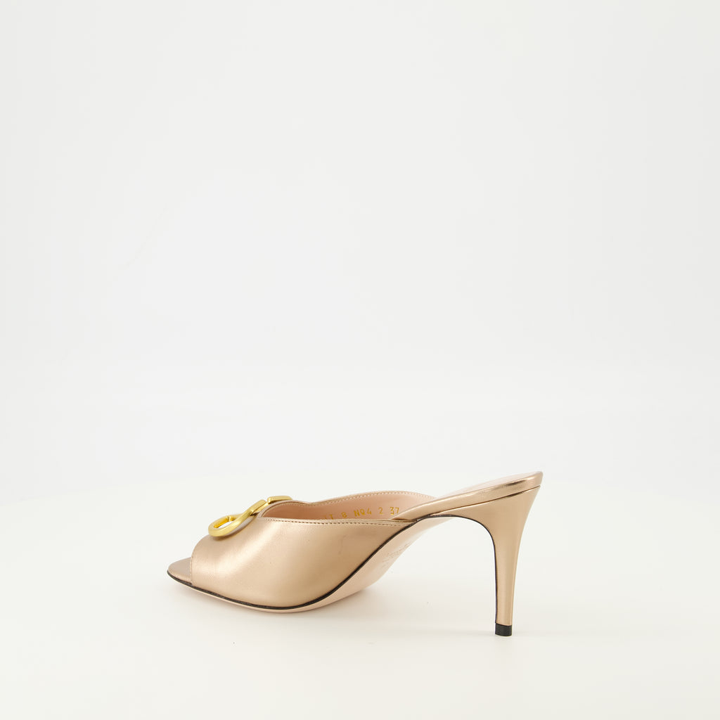 여성을 위한 발렌티노 가라바니의 V로고 골드 힐 샌들의 이미지 - 2026 봄-여름 시즌 - 오른쪽 뒤쪽 3/4 보기