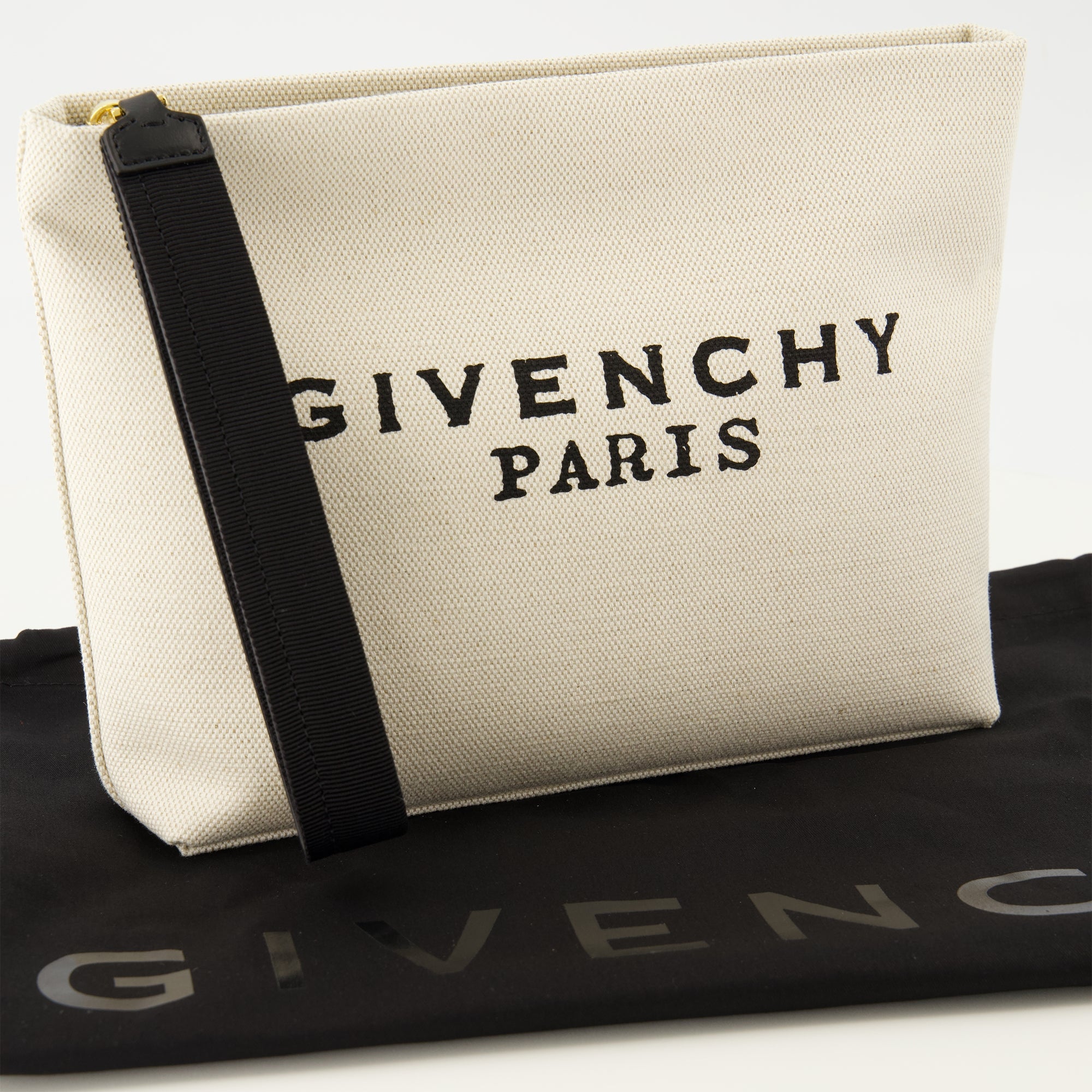 Image de l'article Pochette beige en toile de la marque Givenchy pour Femme - Saison Automne-Hiver 2025 - Vue détaillée_2