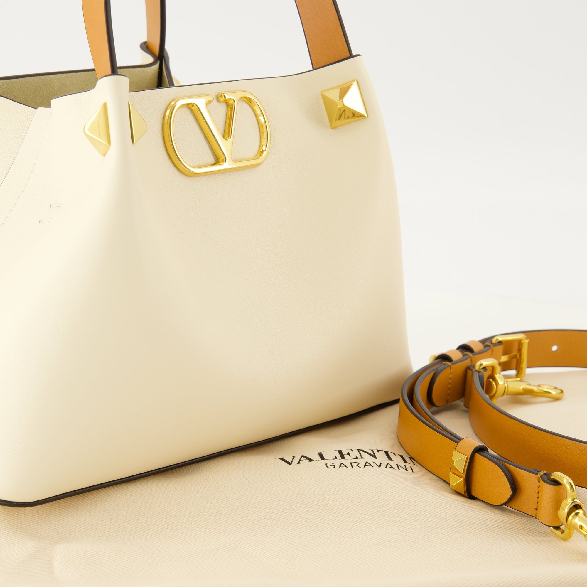 Image de l'article Mini sac cabas beige de la marque Valentino Garavani pour Femme - Saison Printemps-Été 2026 - Vue détaillée_2