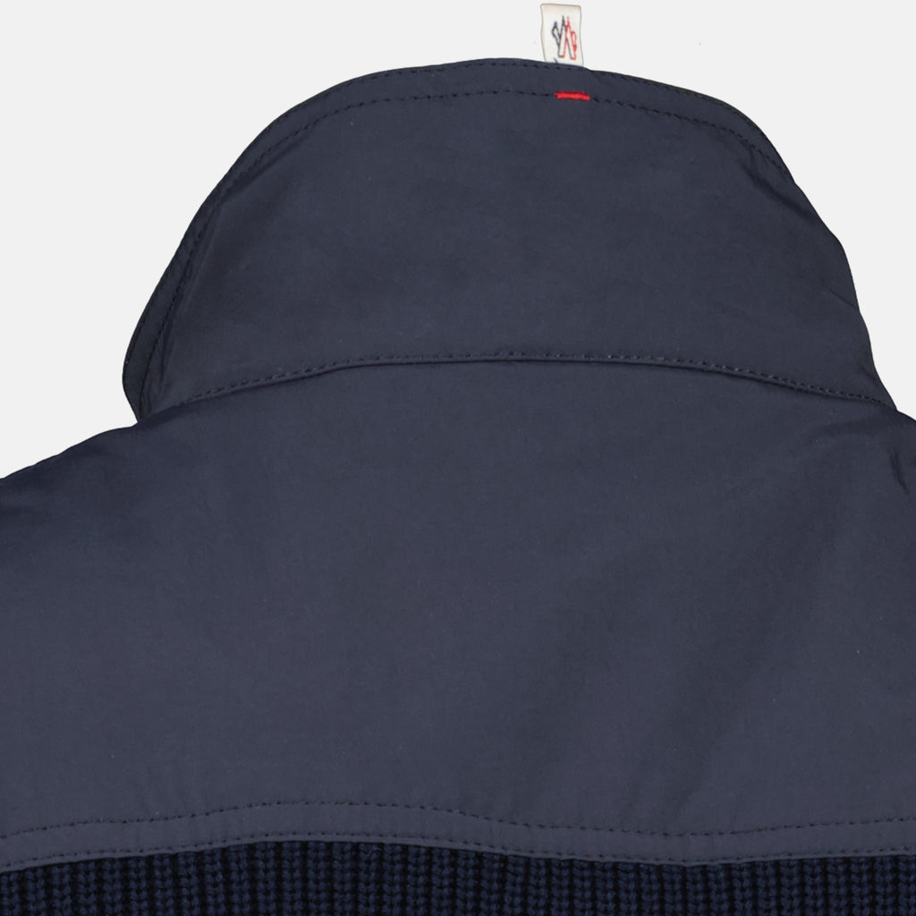 Bild des blauen Cardigan-Jackets aus zwei Materialien von Moncler Grenoble für Herren - Frühjahr-Sommer 2026 - Detailansicht_2