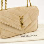 Imagem da bolsa Loulou small em camurça bege da marca Saint Laurent para Mulheres - Coleção Primavera-Verão 2026 - Vista Detalhada_2