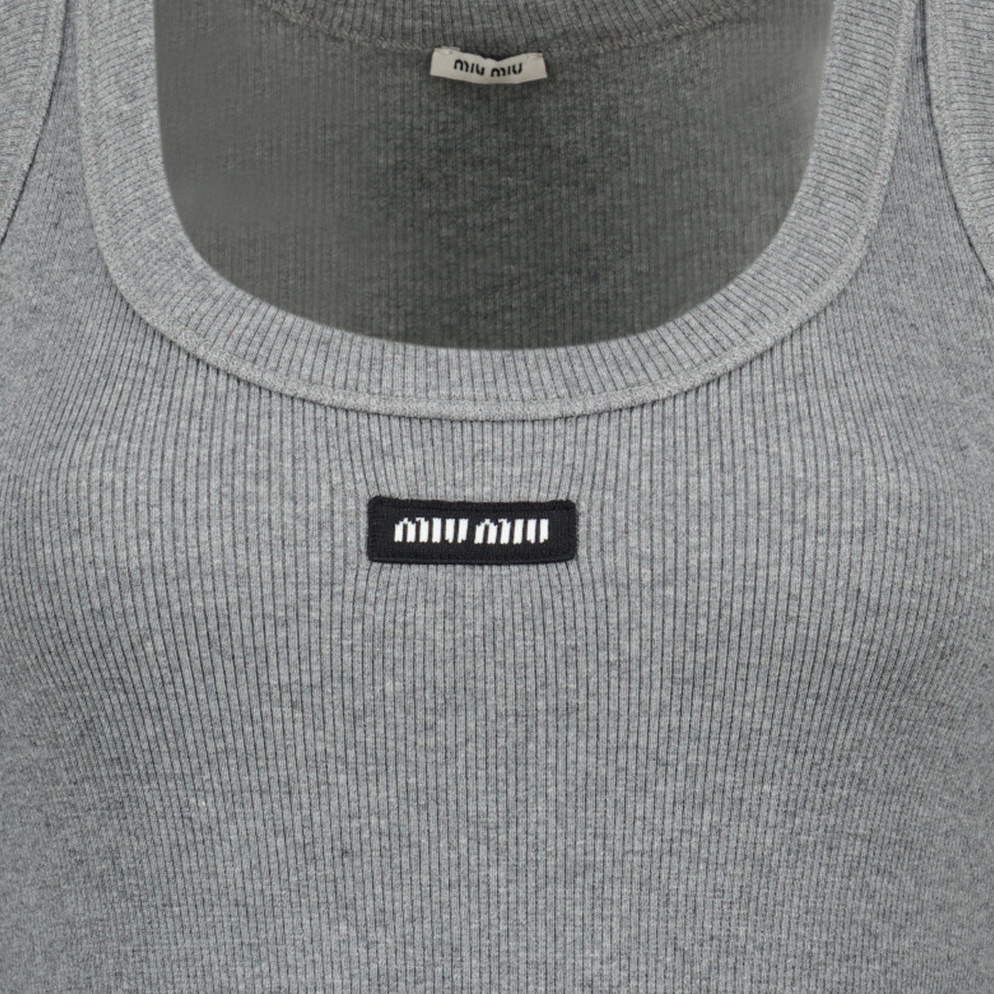 Bild des grauen gerippten Tanktops von Miu Miu für Frauen - Frühjahr/Sommer 2026 - Detailansicht 2