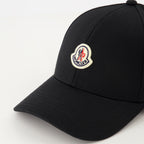 Imagem do chapéu logo preto da marca Moncler para Homem - Coleção Primavera-Verão 2026 - Vista Detalhada 3