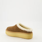 Bild der Prada Damen-Fellmule - Herbst-Winter 2025 - Dreiviertelansicht von hinten rechts
