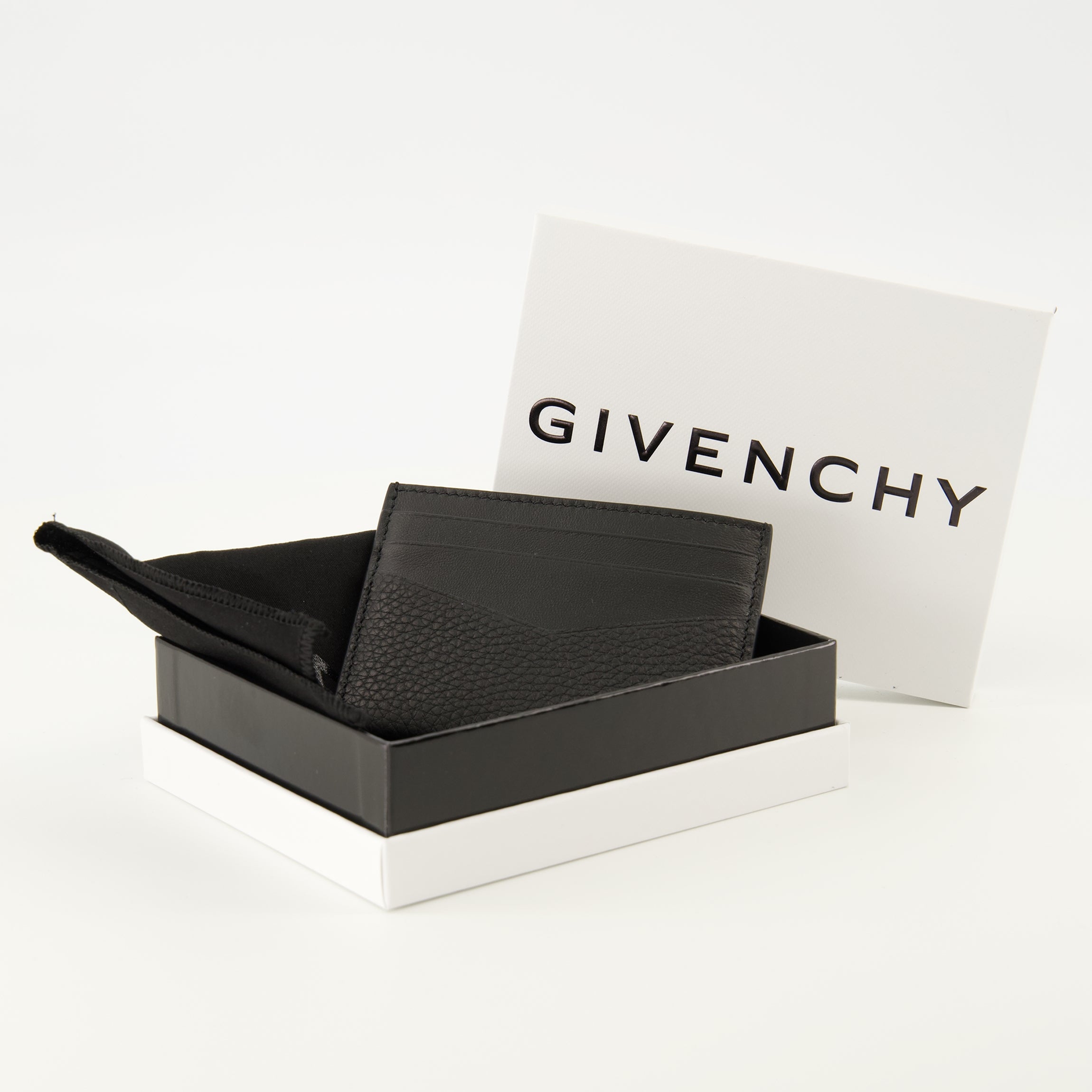 Image of the Givenchy leather cardholder for Men - Autumn-Winter 2025 - Detailed View_3
