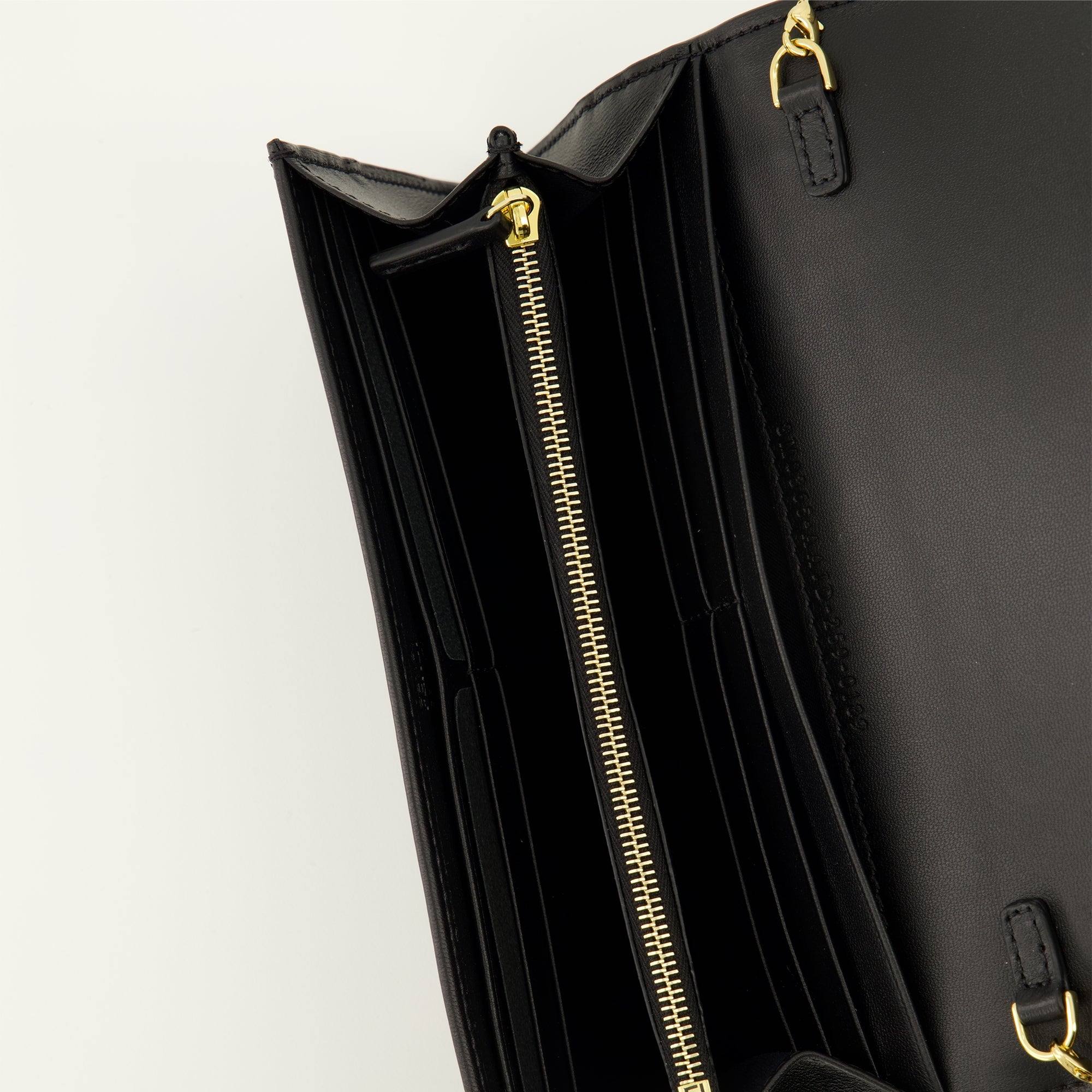 Image de l'article Portefeuille Baguette à chaîne de la marque Fendi pour Femme - Saison Automne-Hiver 2025 - Vue détaillée_3