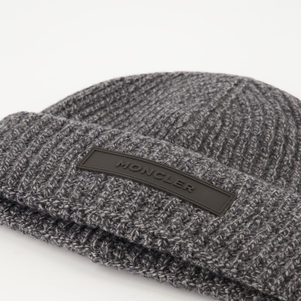 Image of the Moncler Men's Wool and Cashmere Beanie - Autumn-Winter 2025 - Detailed View_2