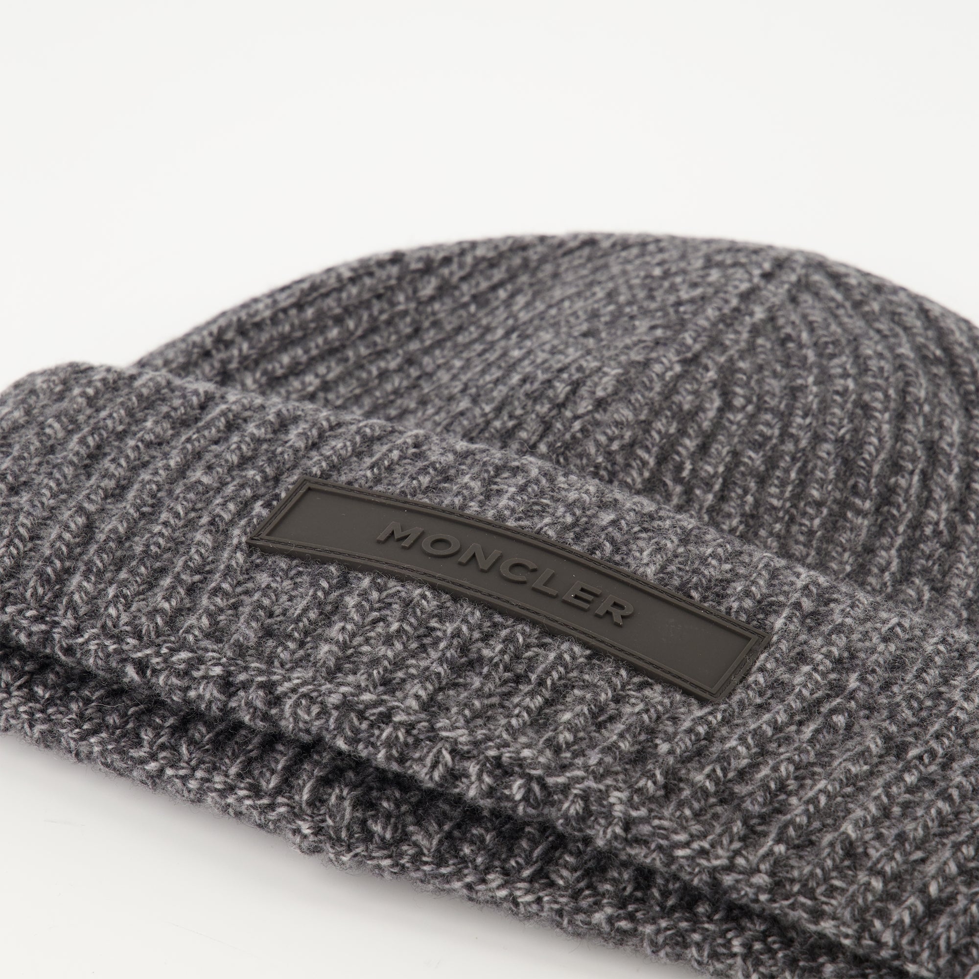 Image of the Moncler Men's Wool and Cashmere Beanie - Autumn-Winter 2025 - Detailed View_2