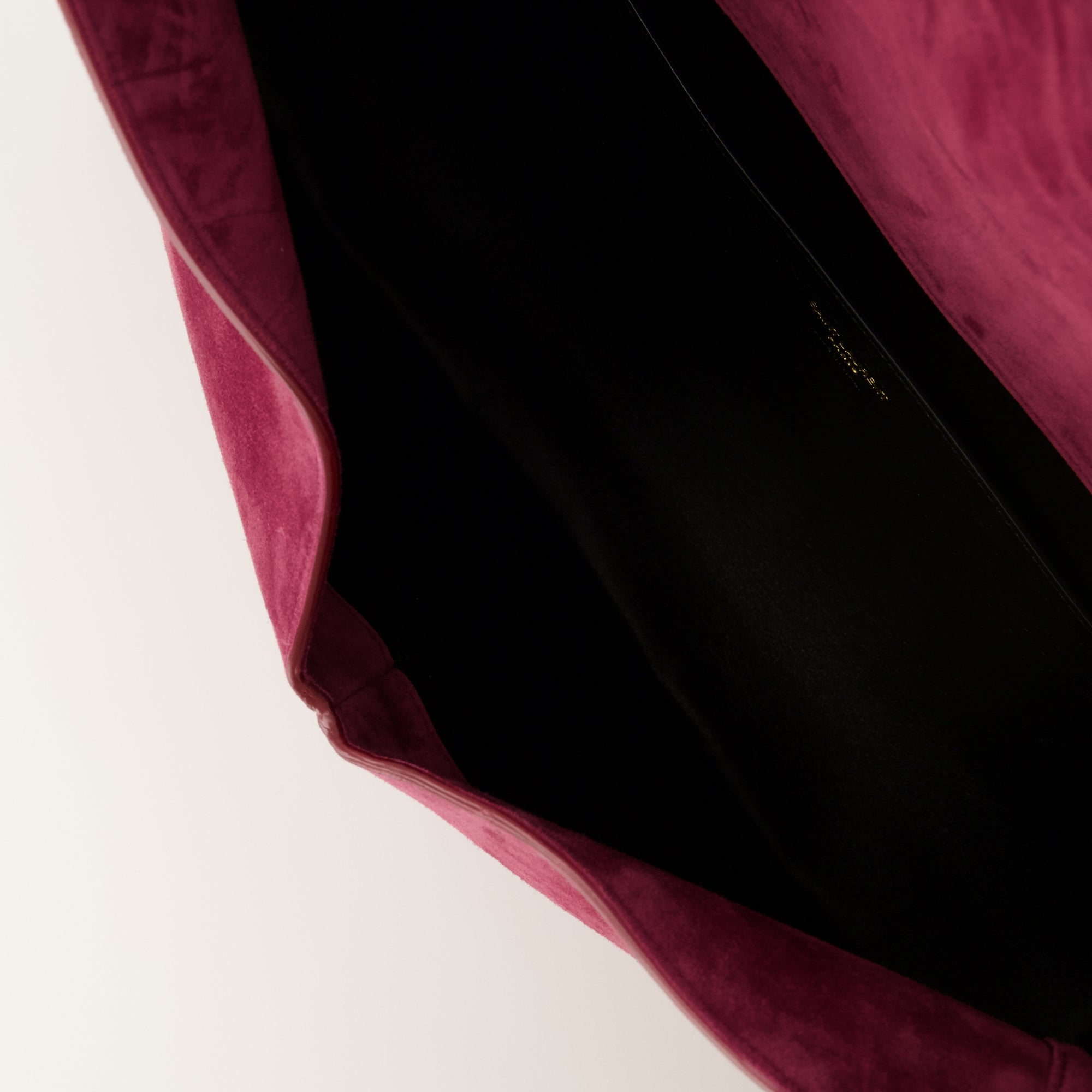 Image de l'article Pochette Cassandre en cuir suède violette de la marque Saint Laurent pour Femme - Saison Printemps-Été 2026 - Vue détaillée_3