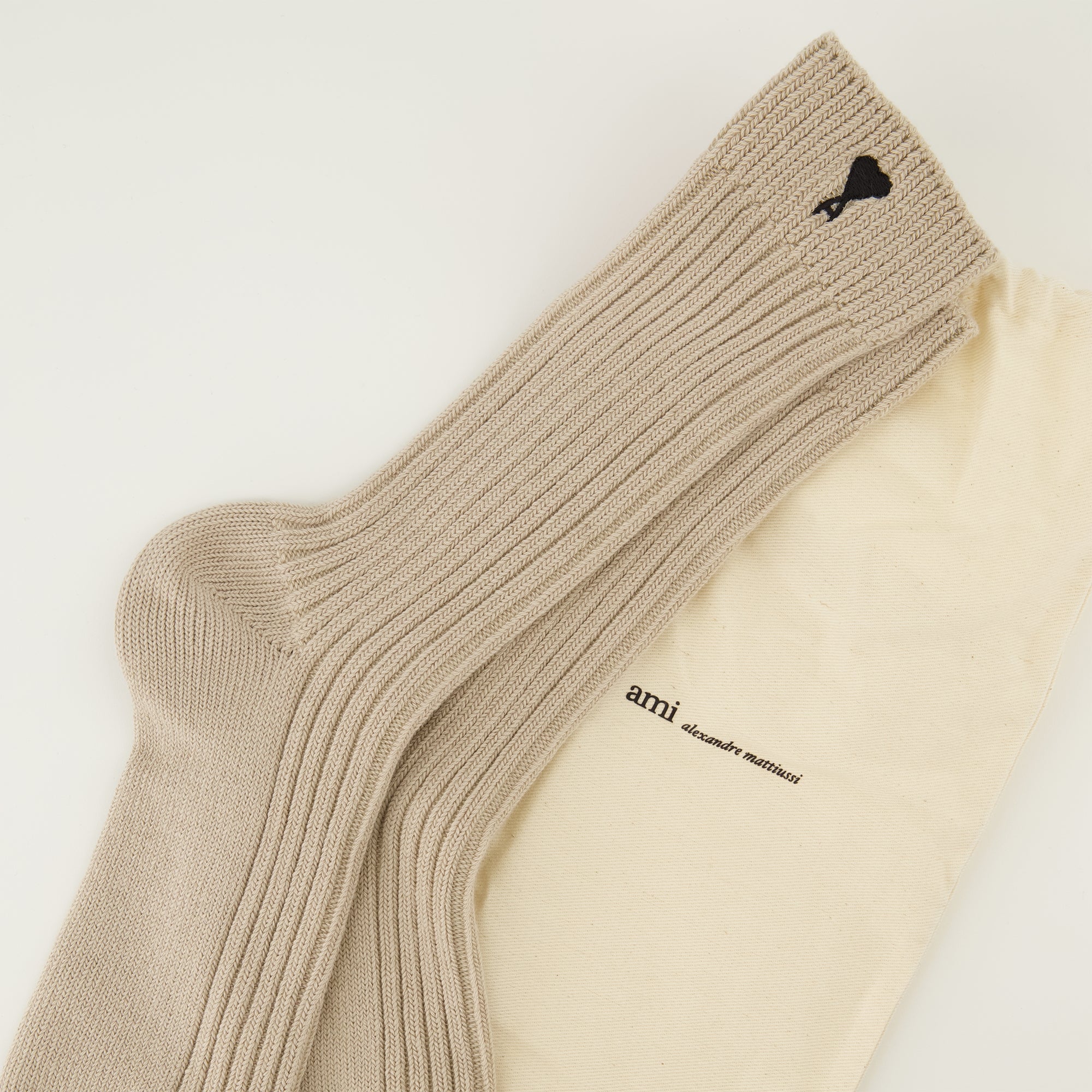 Image de l'article Chaussettes AMI de coeur beige de la marque Ami PARIS pour Unisex - Saison Printemps-Été 2026 - Vue détaillée_2