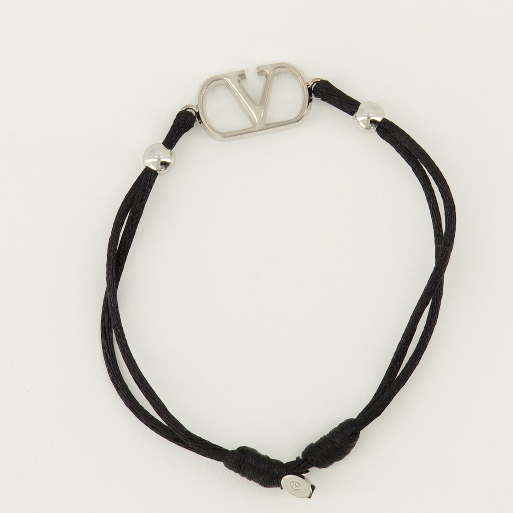 Image of the VLogo bracelet with black cord from the brand Valentino Garavani for Men - Spring-Summer 2026 - Detailed View 2