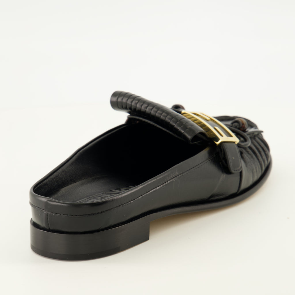 Chaussures ouvertes Mules Baguette em Couro Preto Fendi Noir Femme