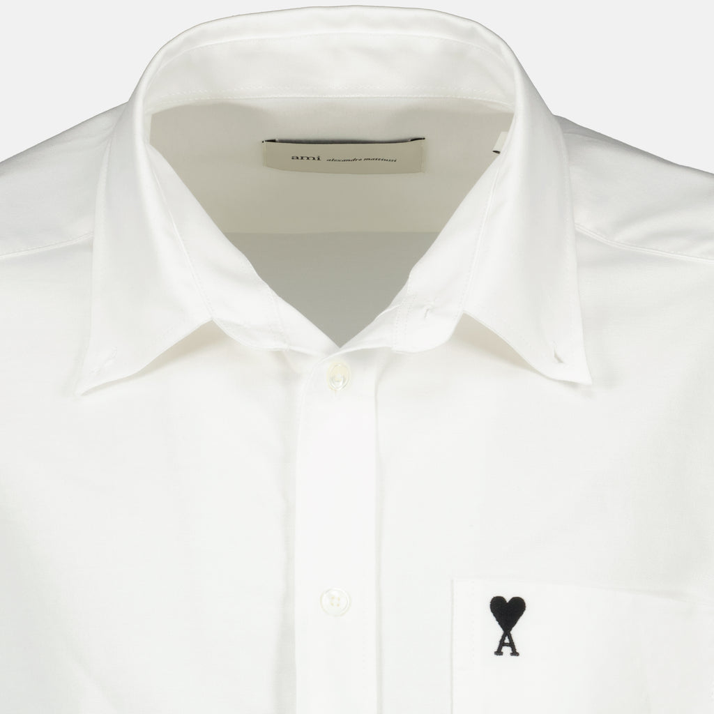 Immagine della camicia boxy bianca con cuore AMI del marchio Ami PARIS per Uomo - Stagione Primavera-Estate 2026 - Vista Dettagliata_2