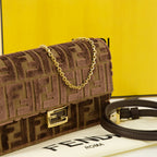 Imagen del monedero Baguette de cadena de terciopelo marrón de Fendi para Mujer - Temporada Otoño-Invierno 2025 - Vista Detallada_2