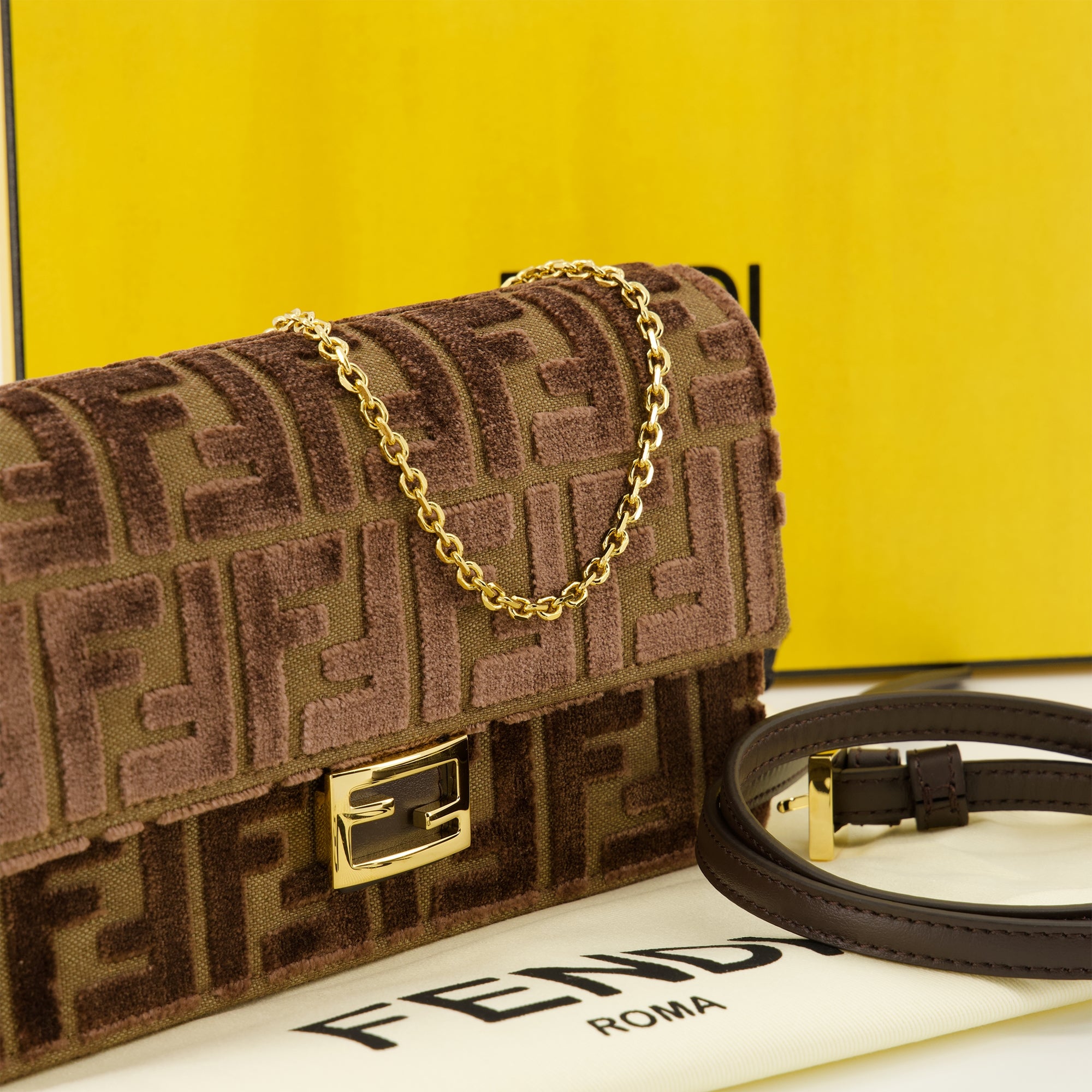 Image de l'article Portfeuille Baguette à chaîne en velours marron de la marque Fendi pour Femme - Saison Automne-Hiver 2025 - Vue détaillée_2